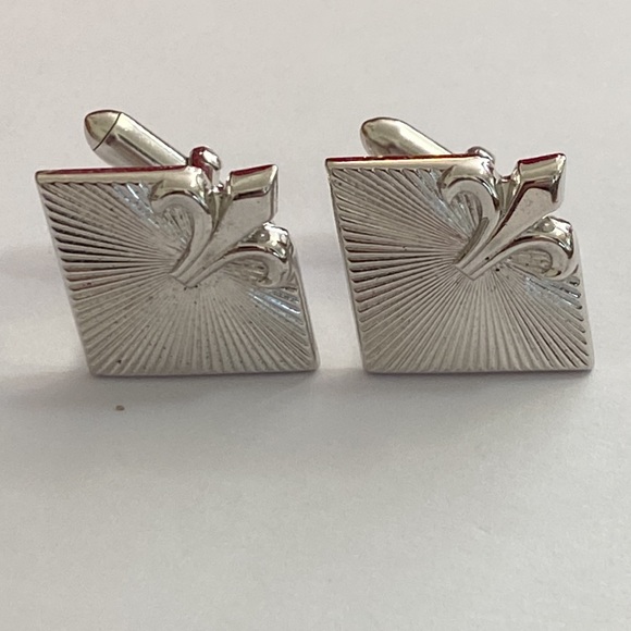Bundle of Fleur de lis cuff links set and tie clasp - Picture 3 of 4